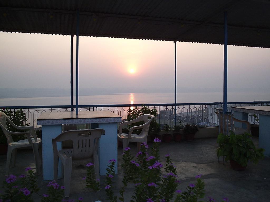 Hotel Temple On Ganges Varanasi Esterno foto