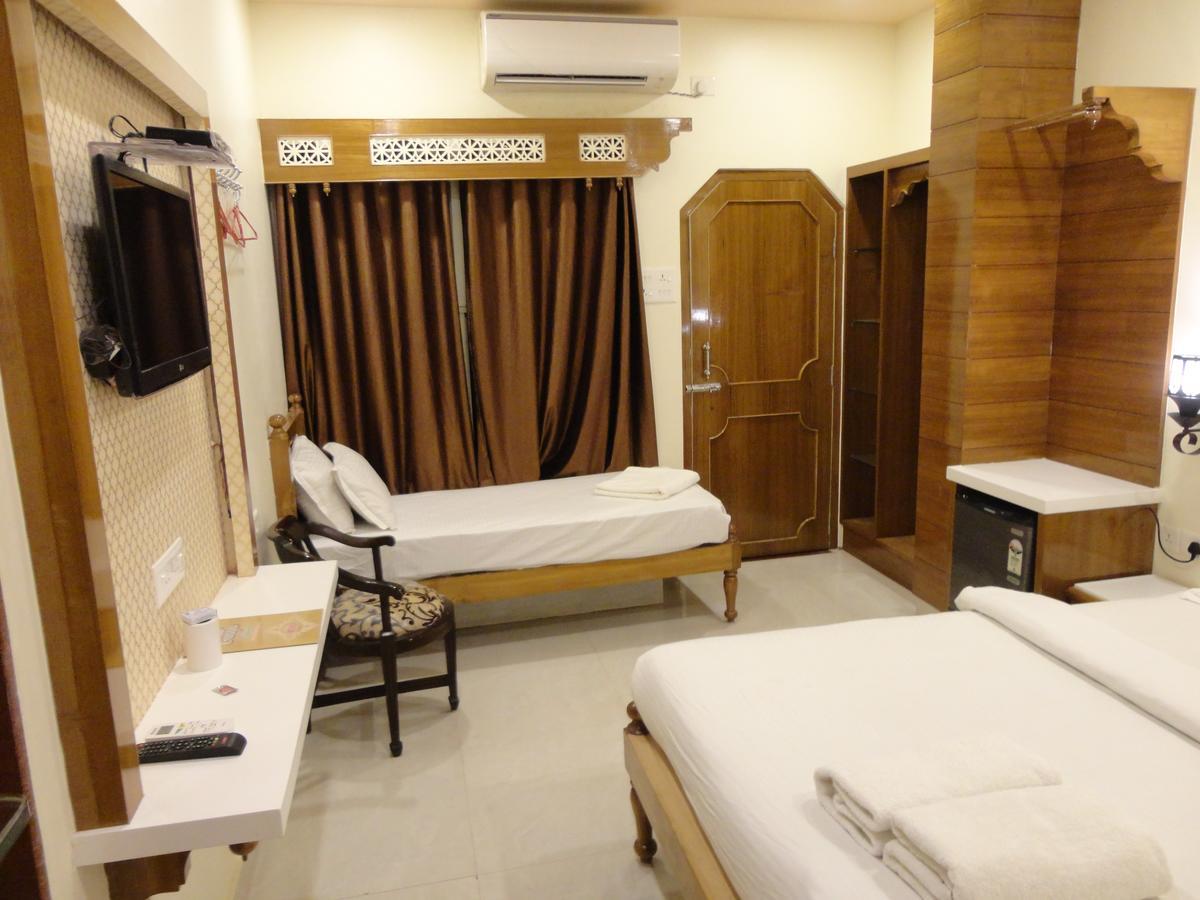 Hotel Temple On Ganges Varanasi Esterno foto